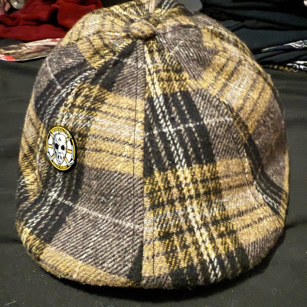Boston Scally Co Bruins Peaky edition 
M/L
New WITHOUT tags
Comes w/ Bruins Pin